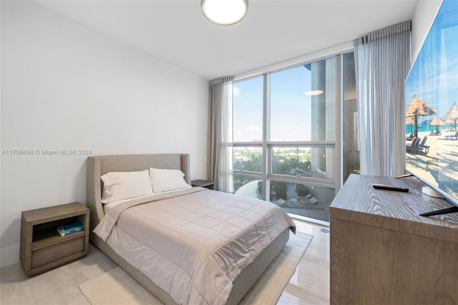 18501 Collins Ave # 601