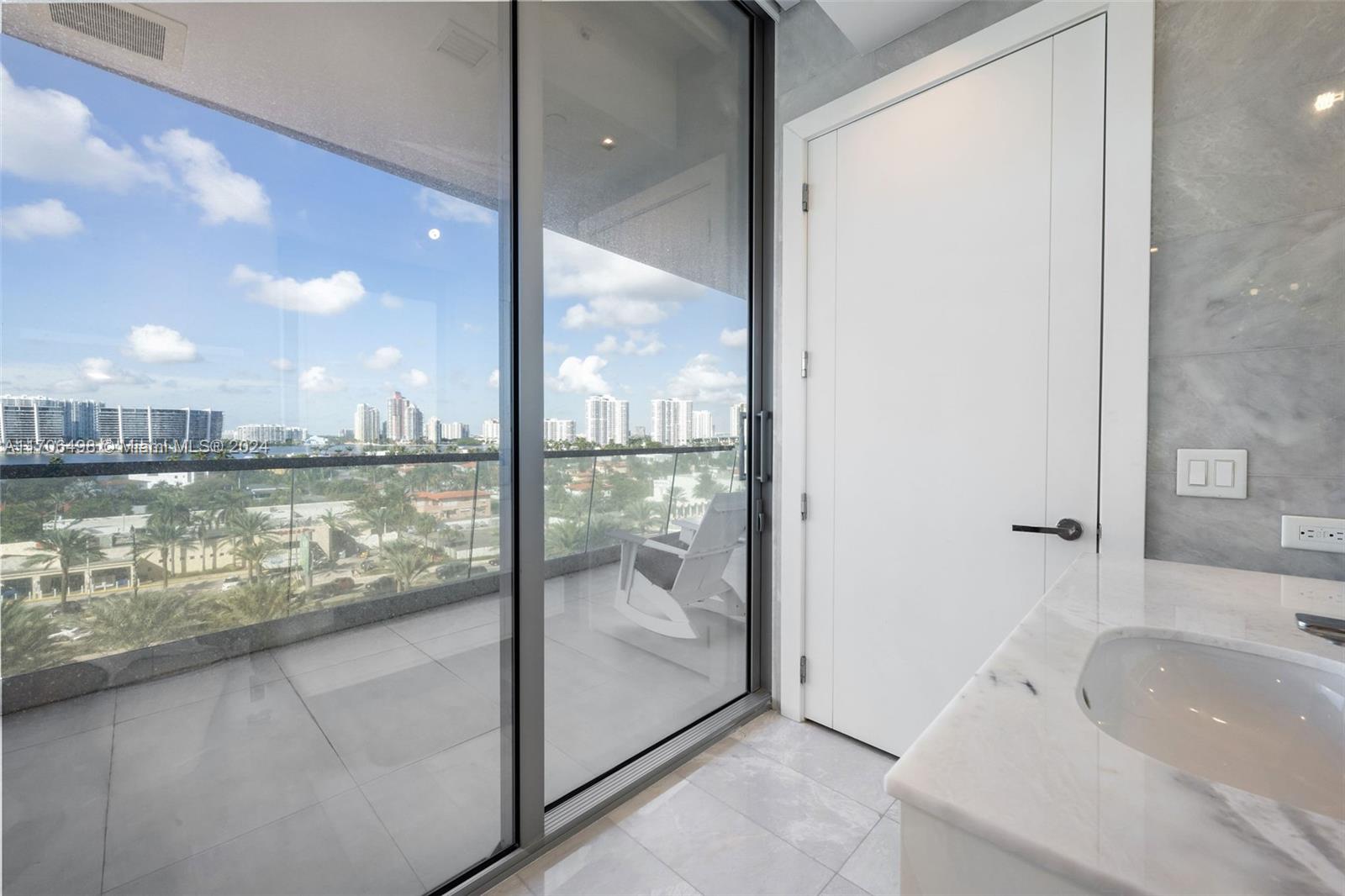 18501 Collins Ave # 601