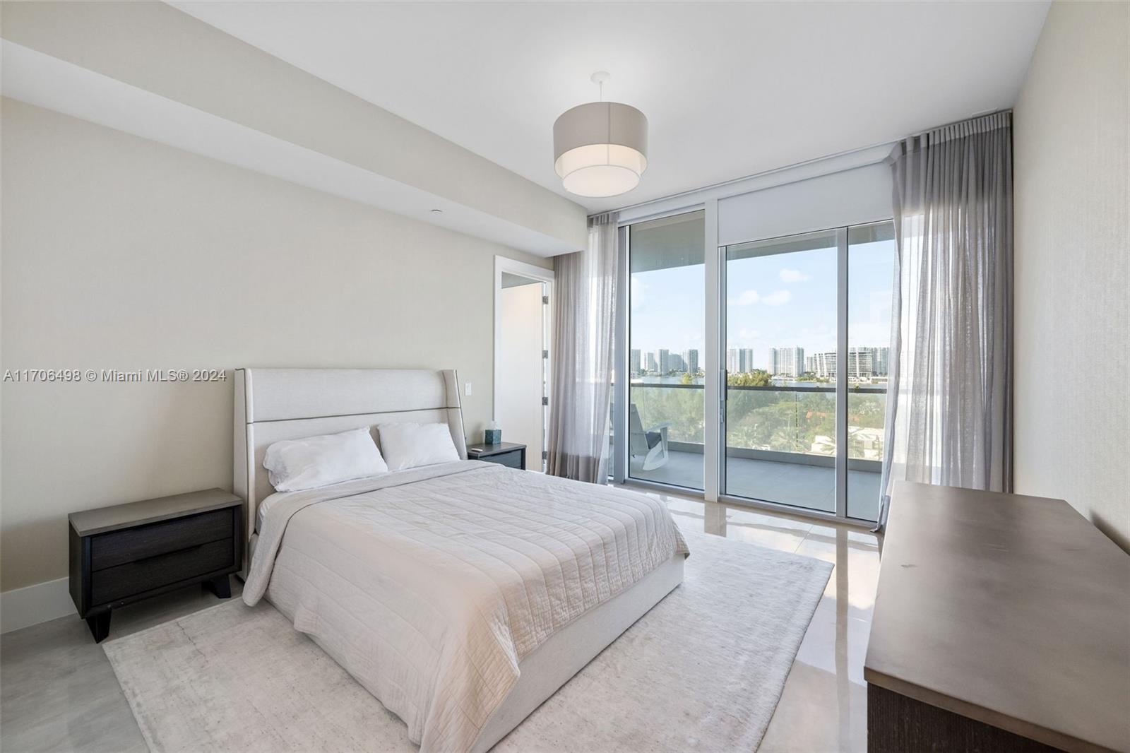 18501 Collins Ave # 601