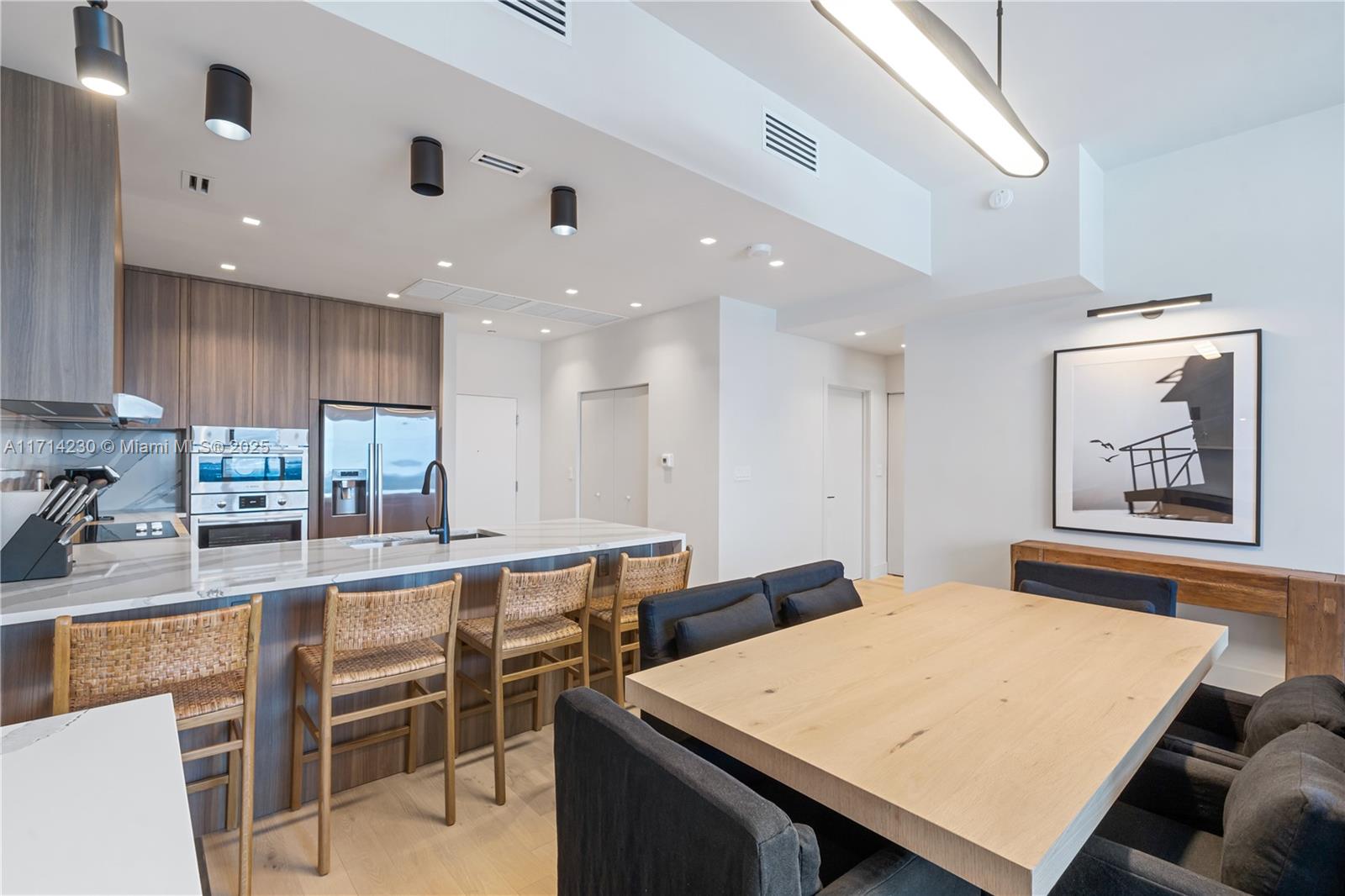 2301 Collins Ave # 1637