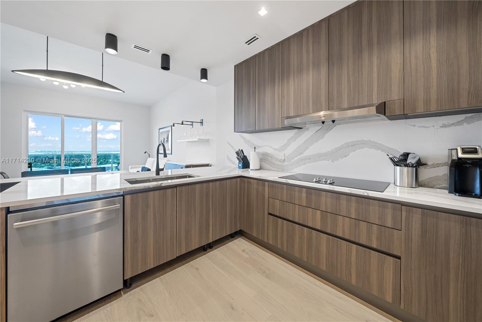 2301 Collins Ave # 1637