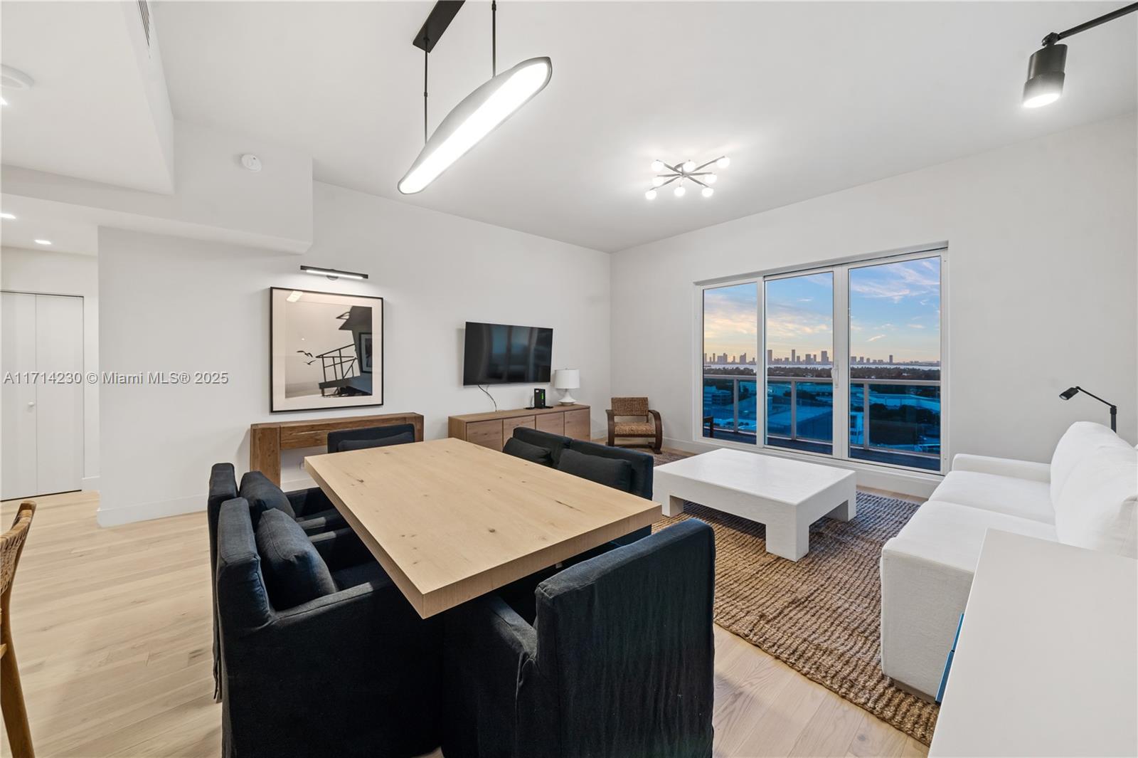 2301 Collins Ave # 1637