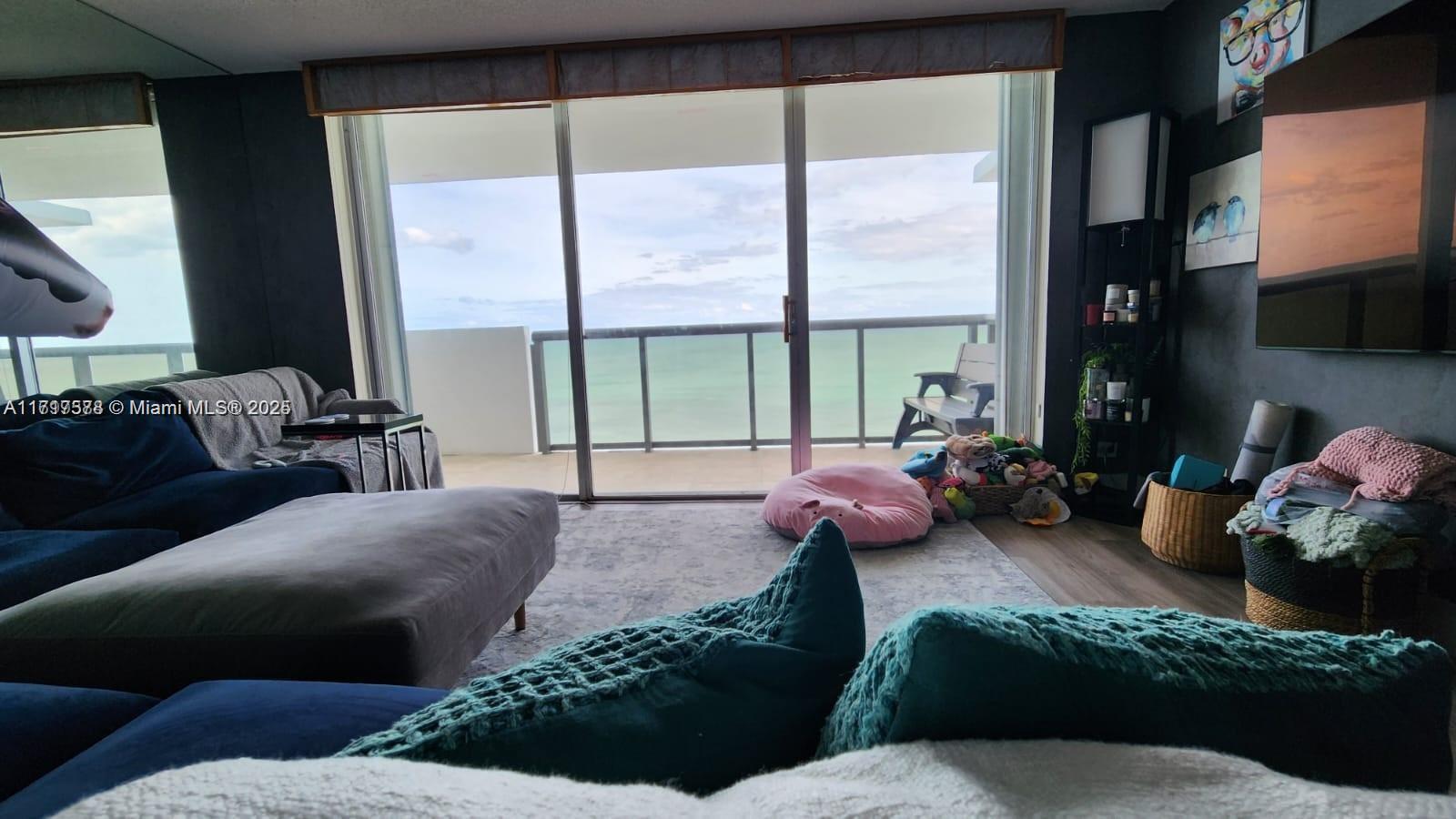 6039 Collins Ave # 25 Unit: PH-25