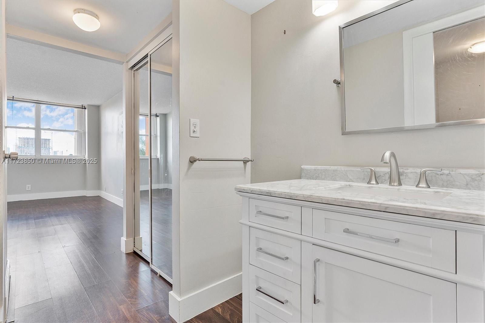 2450 NE 135th St # 406