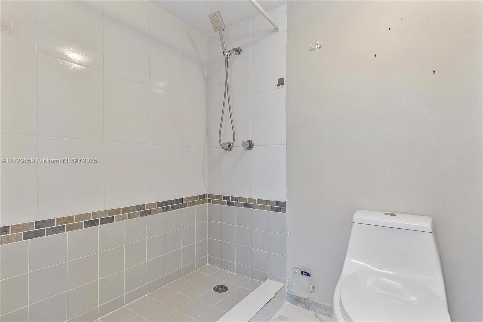 2450 NE 135th St # 406