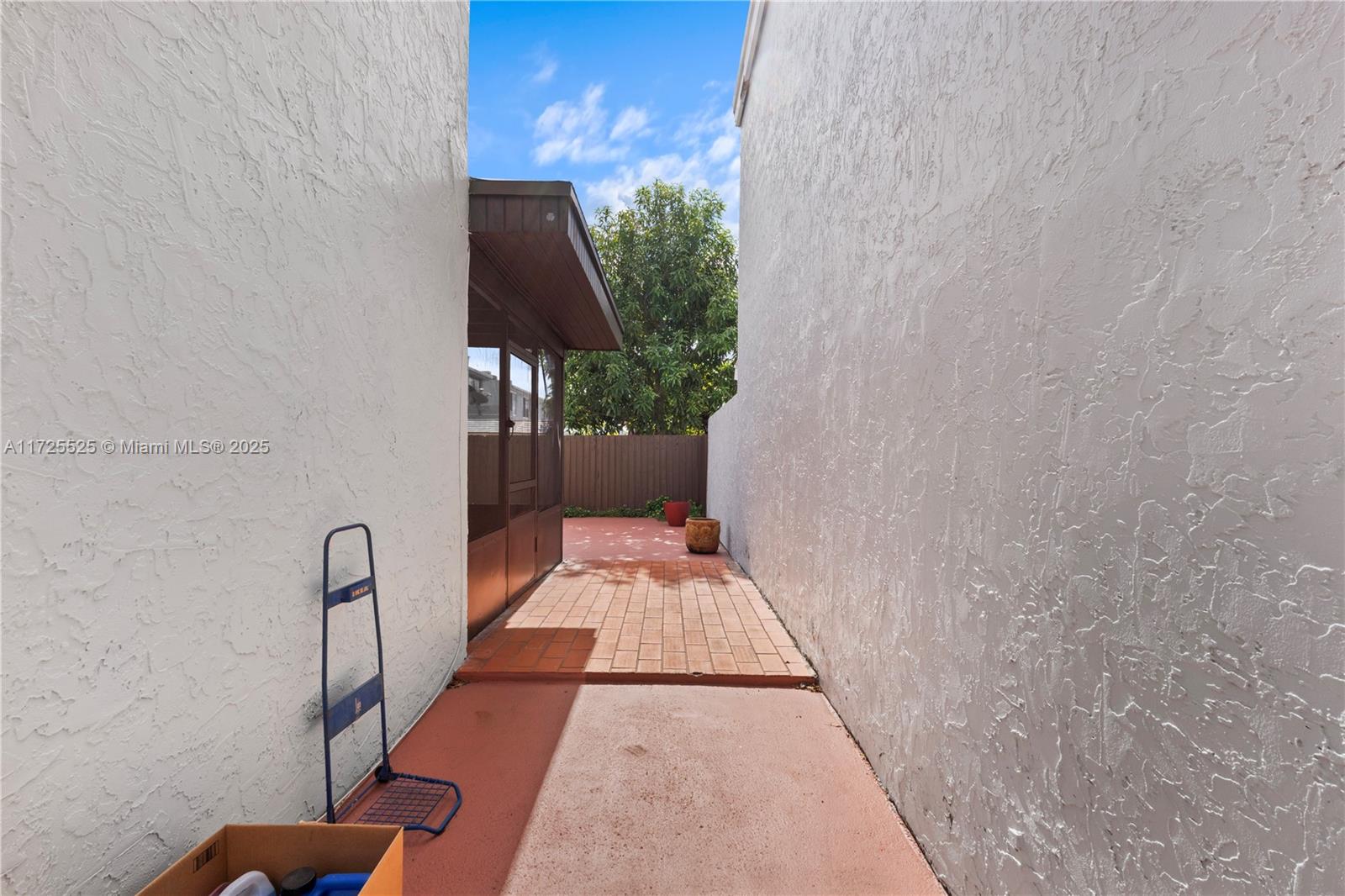 860 W 39th Pl