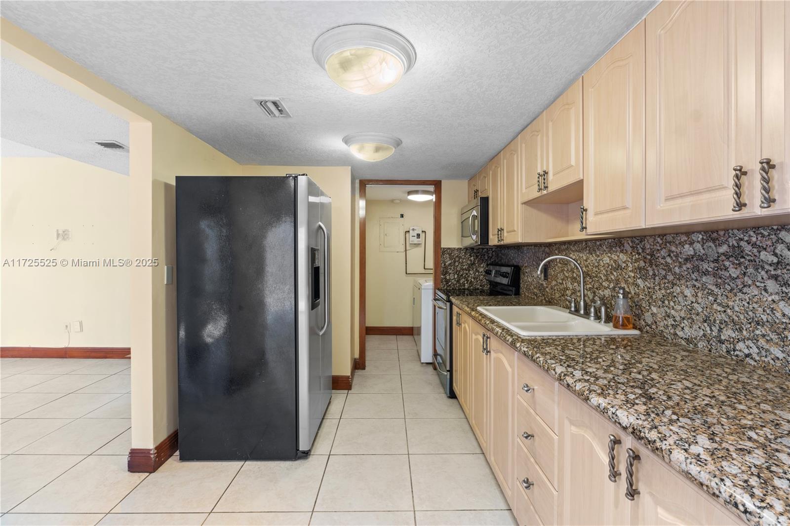 860 W 39th Pl