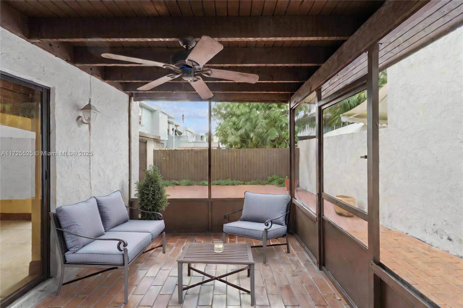 860 W 39th Pl