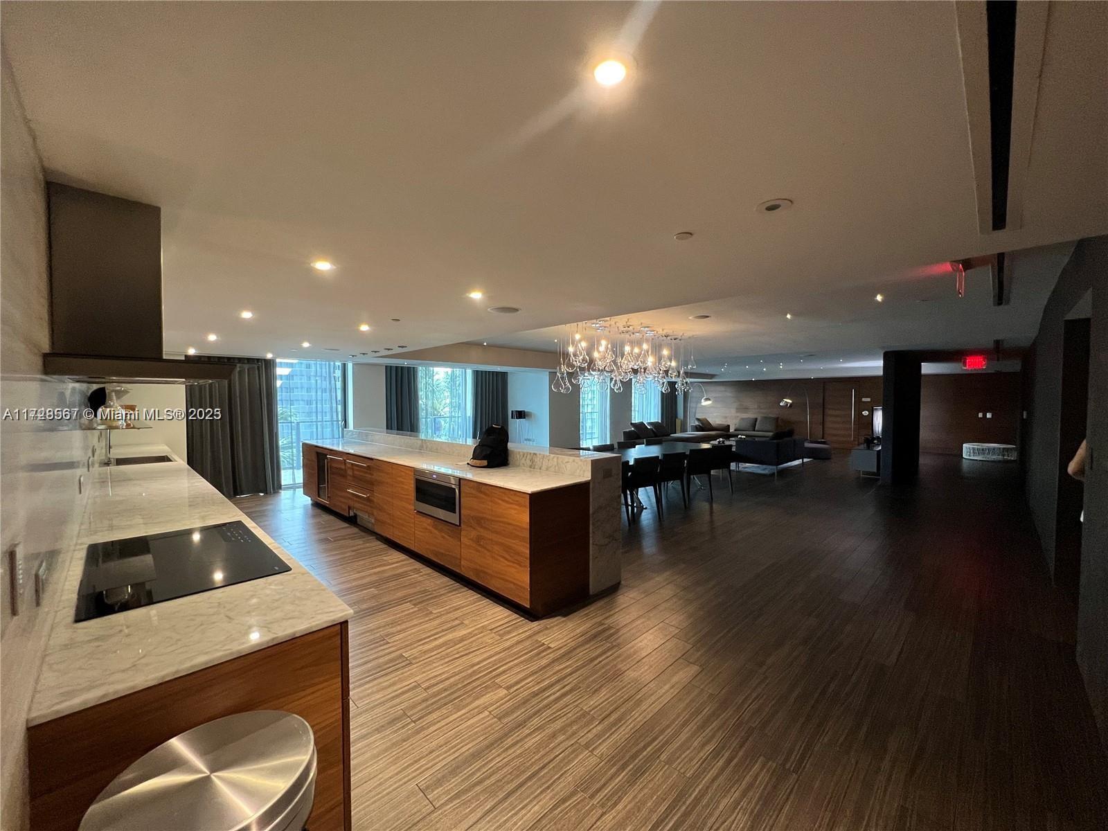 88 SW 7th St # 3307