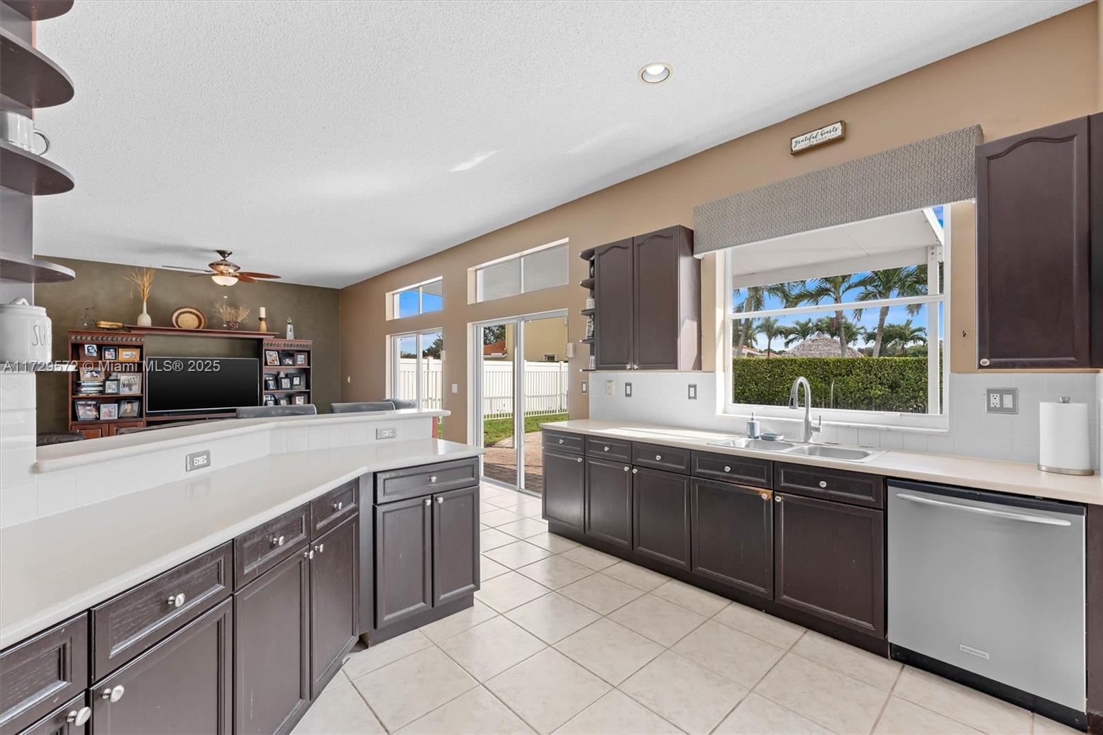 6423 Sand Hills Cir