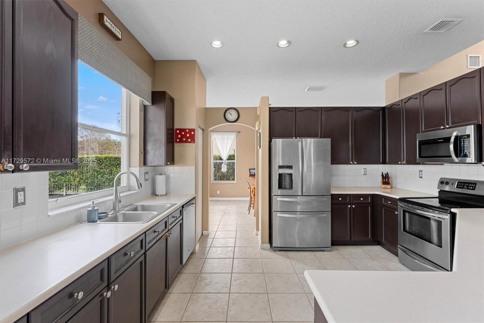 6423 Sand Hills Cir
