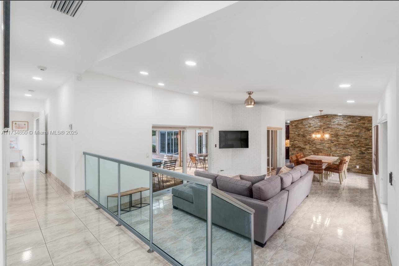 811 N Highland Dr