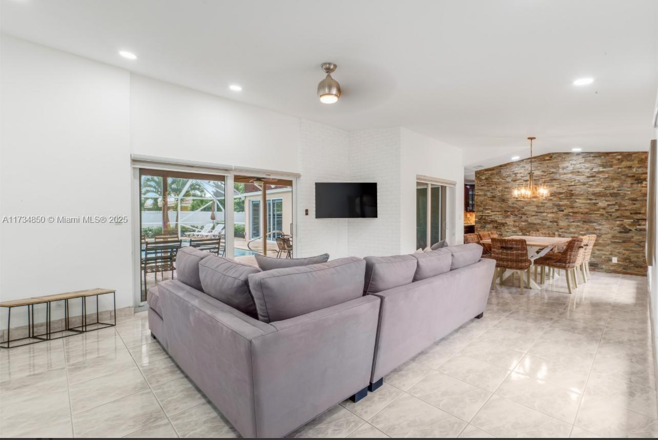811 N Highland Dr