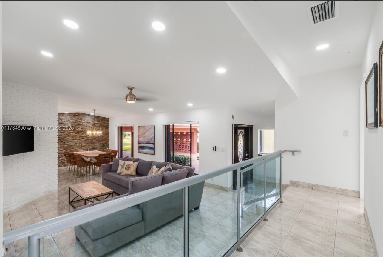 811 N Highland Dr