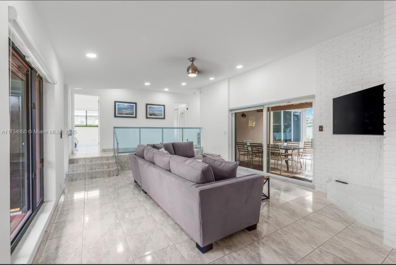 811 N Highland Dr