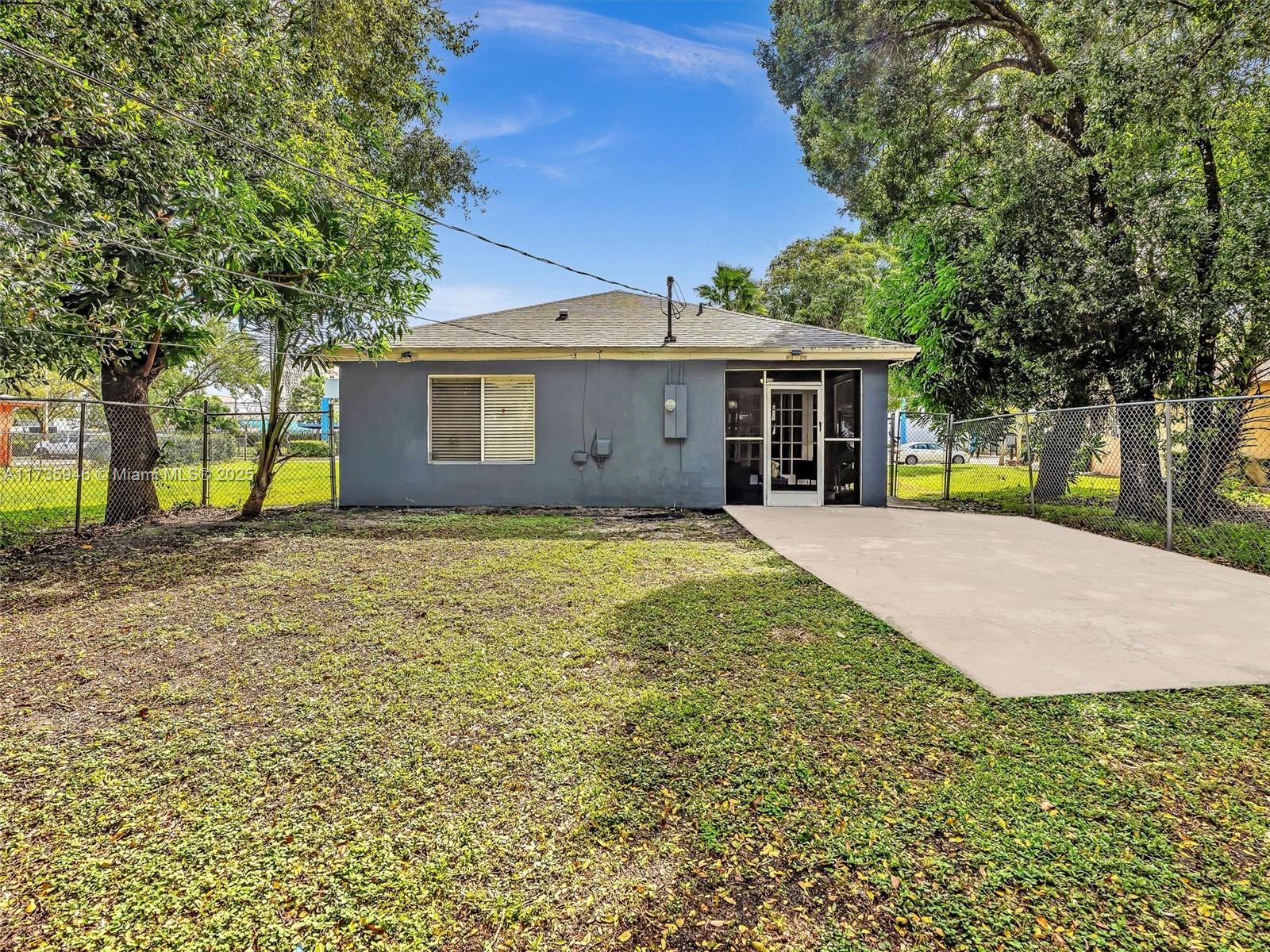 823 NW 2nd St