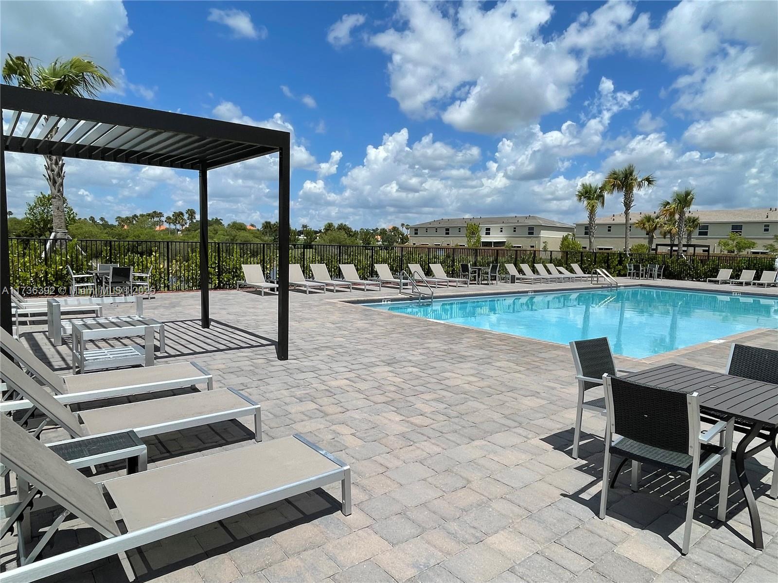 552 NE 4th Ln # 552