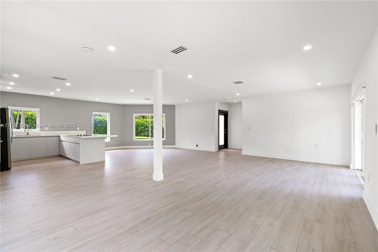 4020 Riviera Dr