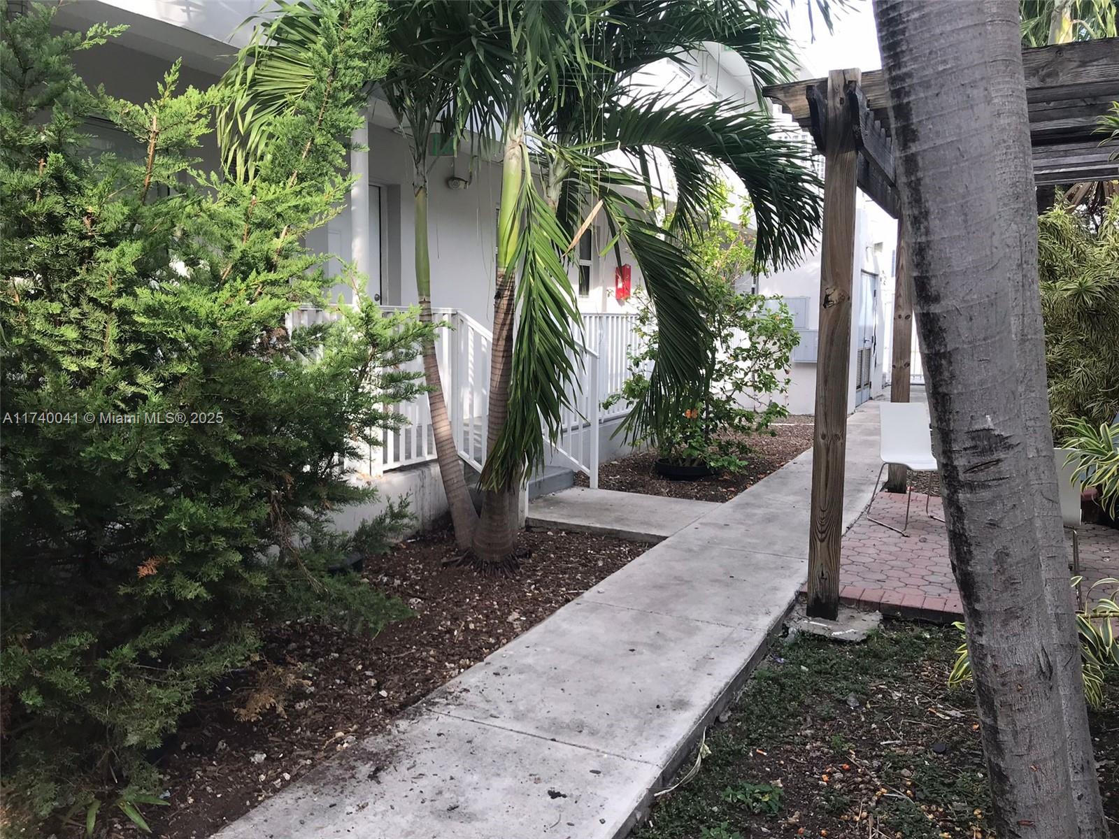 1533 NW 2nd Ave # 5