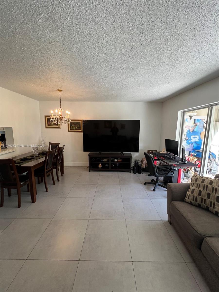1000 NE 14th Ave # 402
