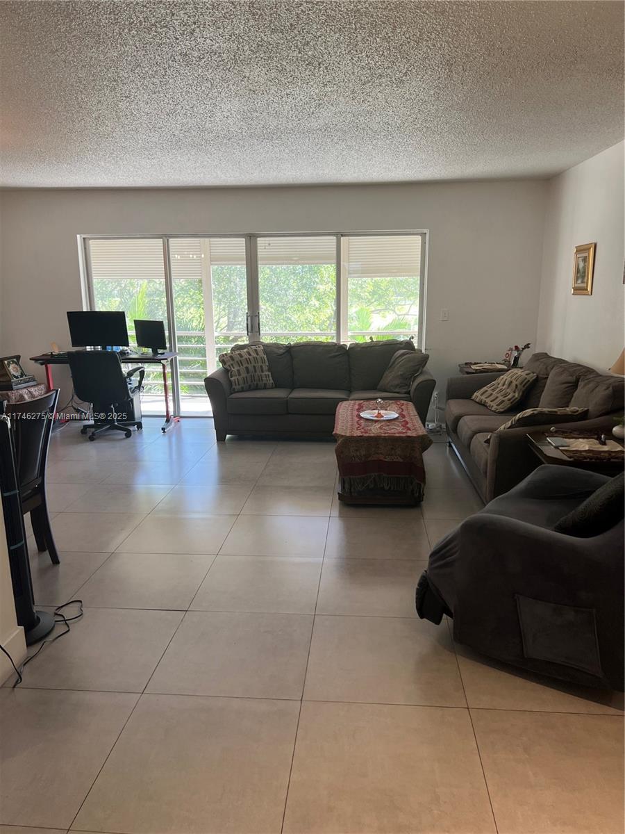 1000 NE 14th Ave # 402