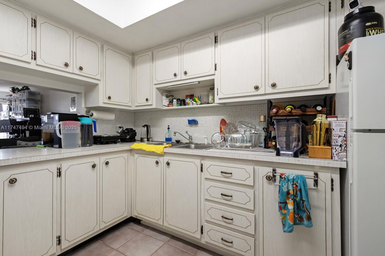 1400 NE 169th St # 305