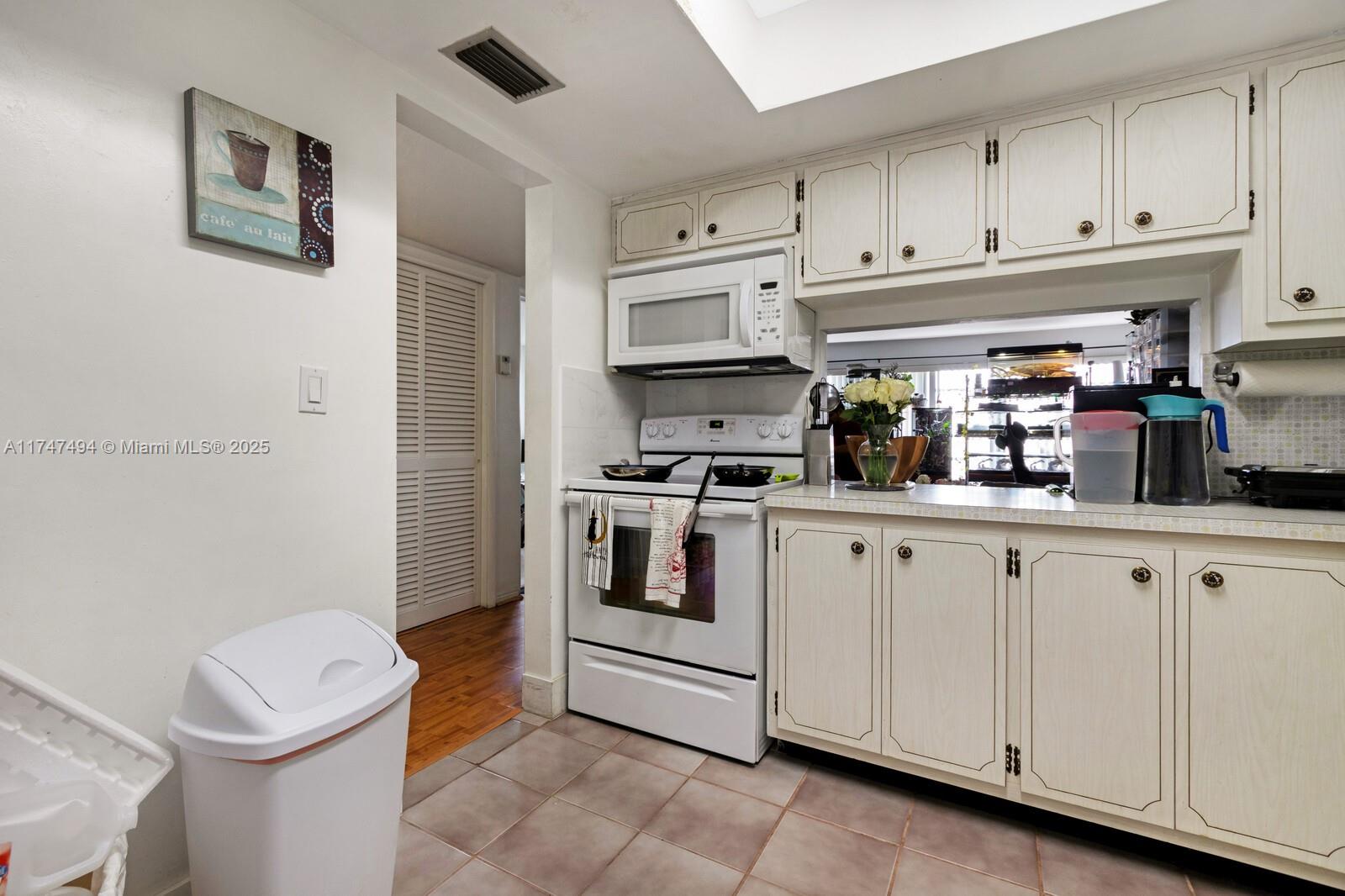 1400 NE 169th St # 305