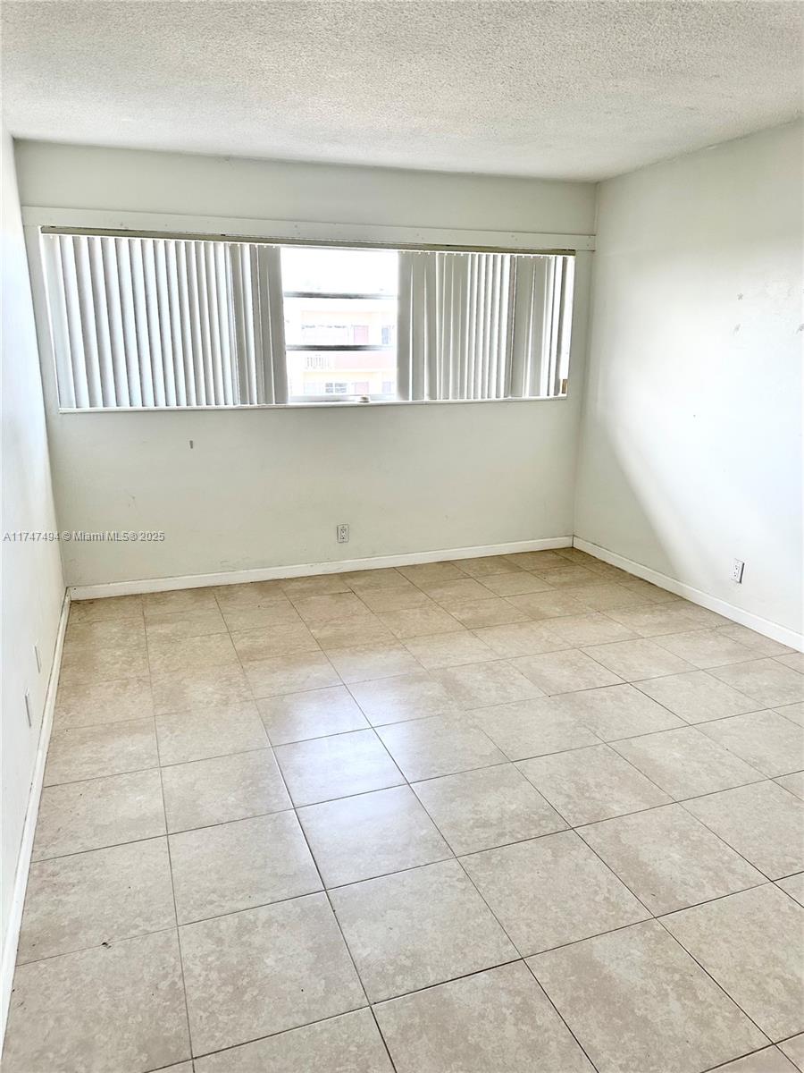 1400 NE 169th St # 305