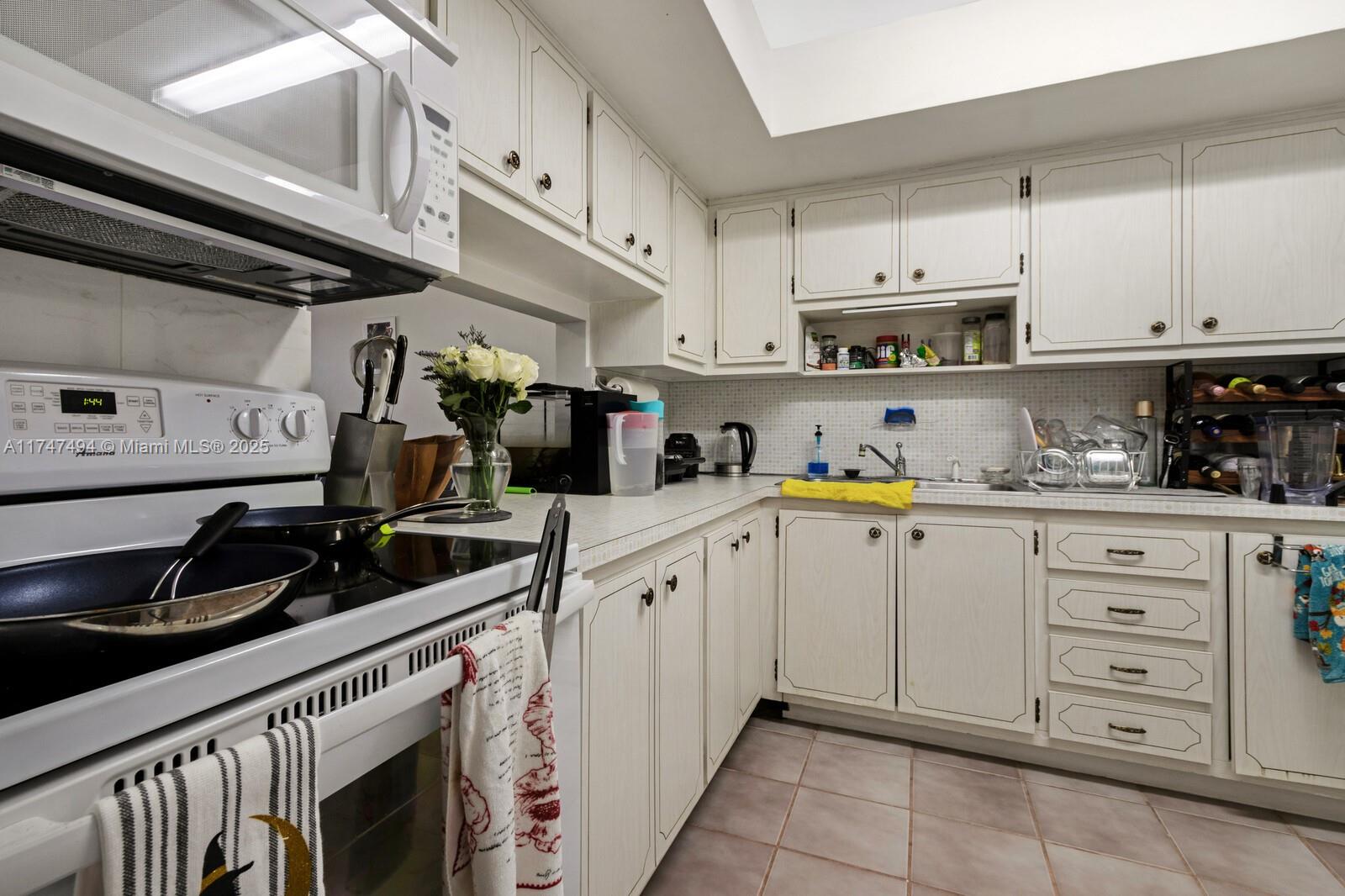 1400 NE 169th St # 305