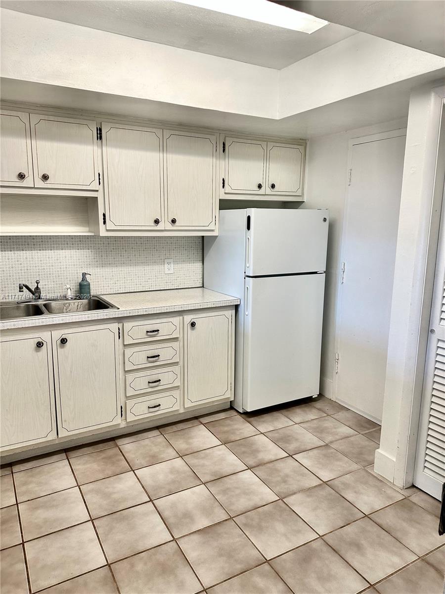 1400 NE 169th St # 305