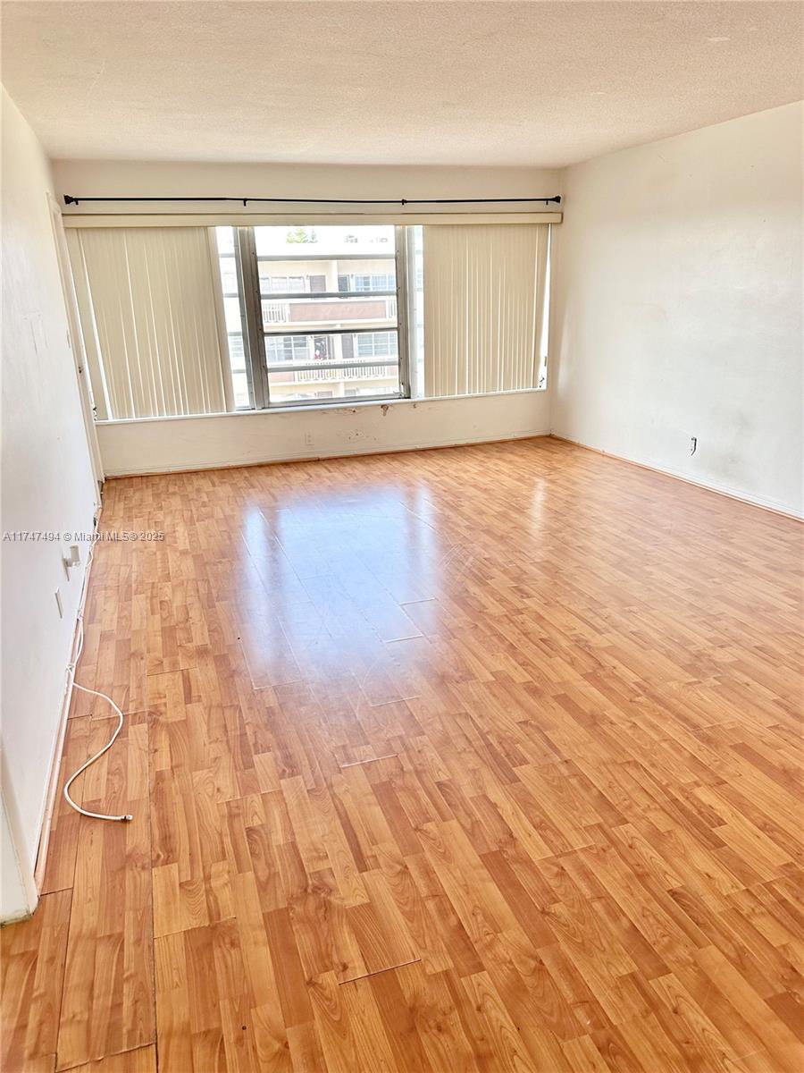 1400 NE 169th St # 305