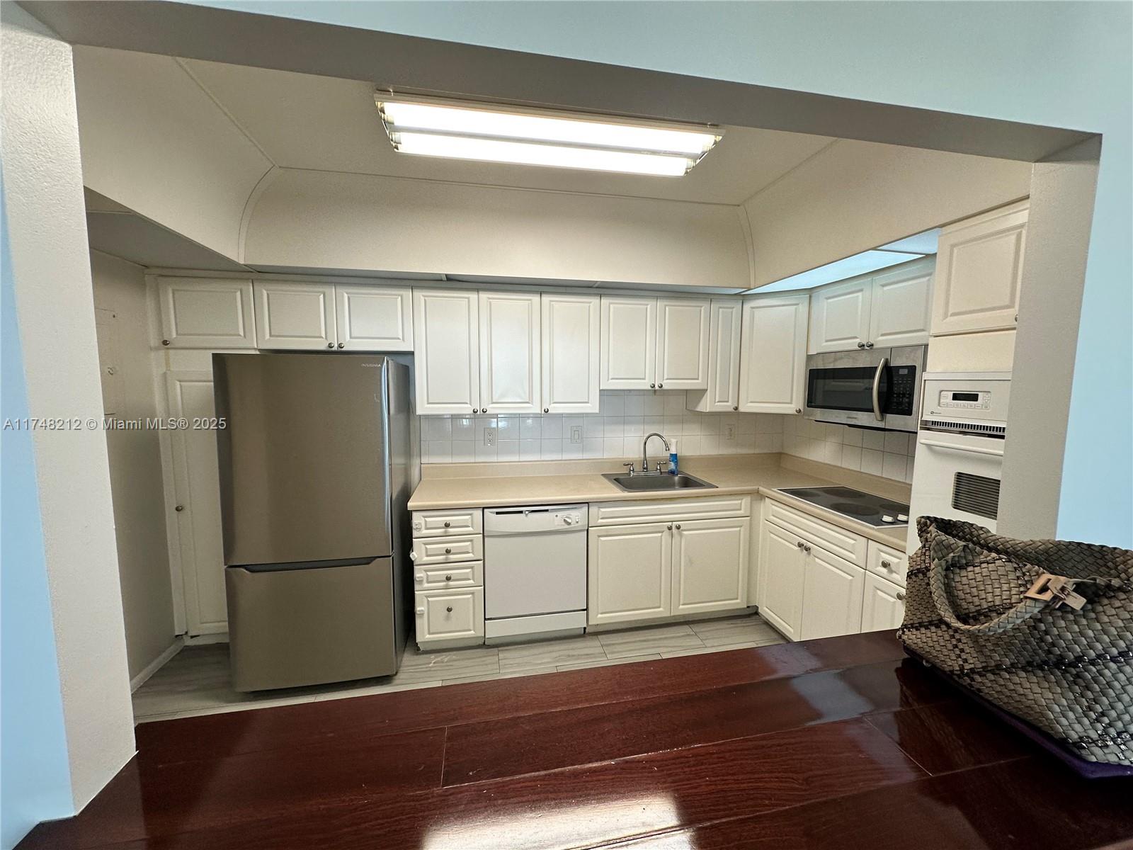 19390 Collins Ave # 905