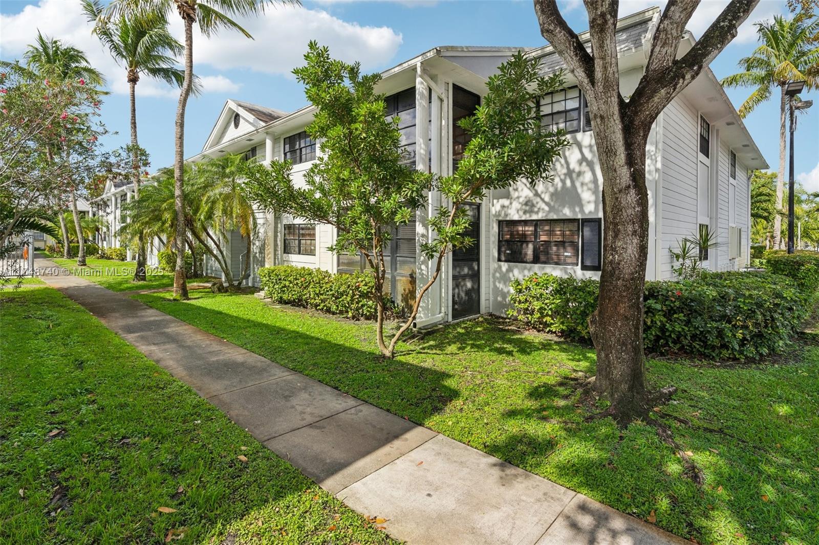 827 NE 199th St # 108