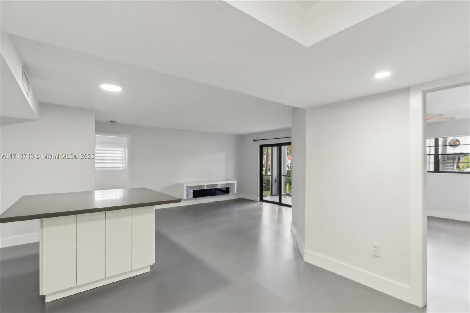 827 NE 199th St # 108