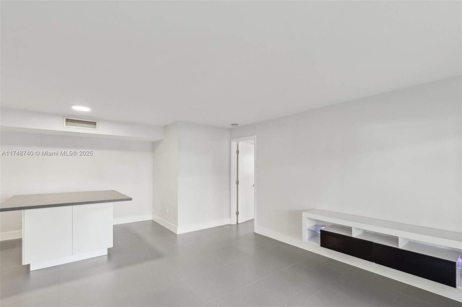 827 NE 199th St # 108