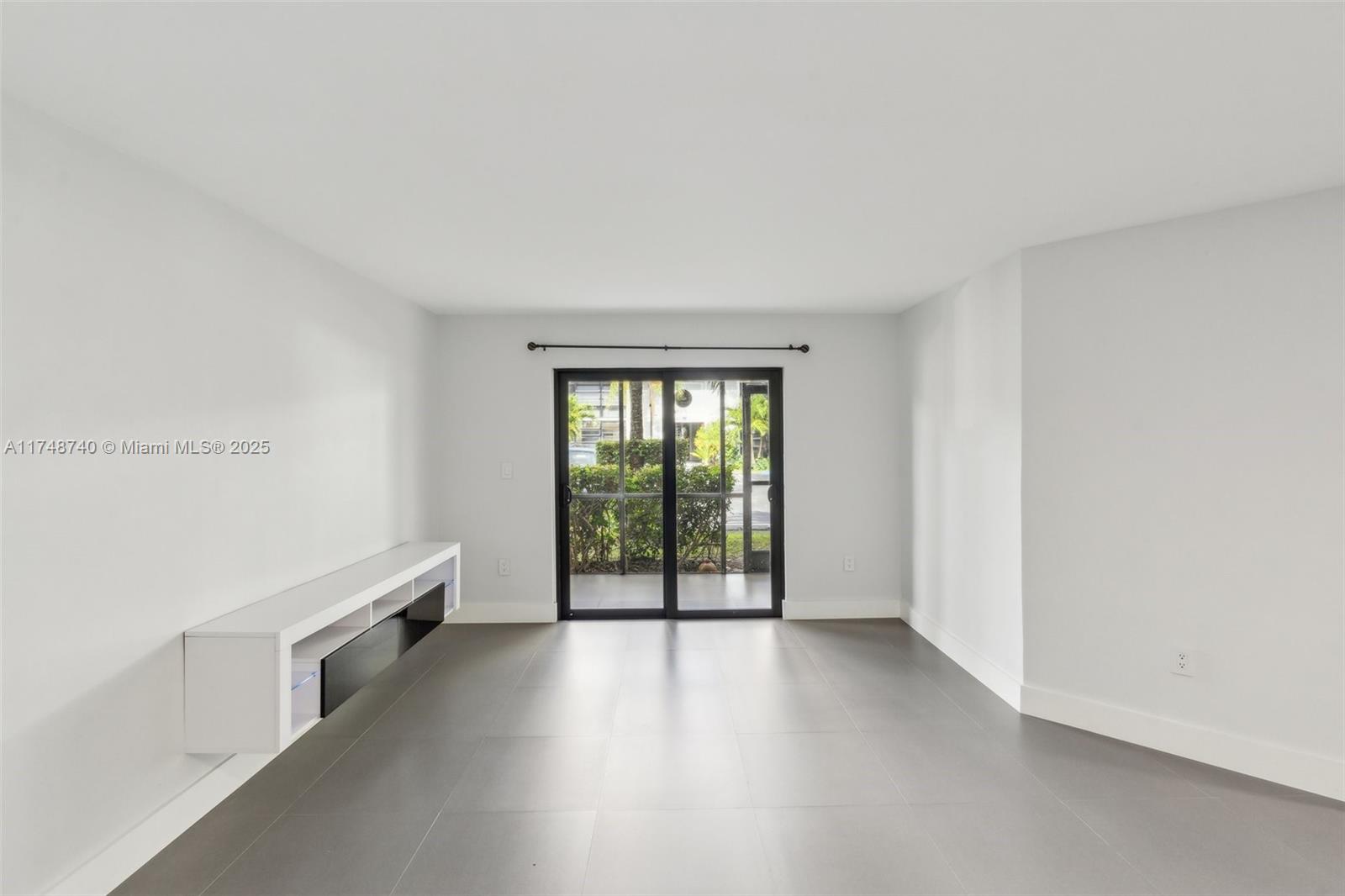 827 NE 199th St # 108