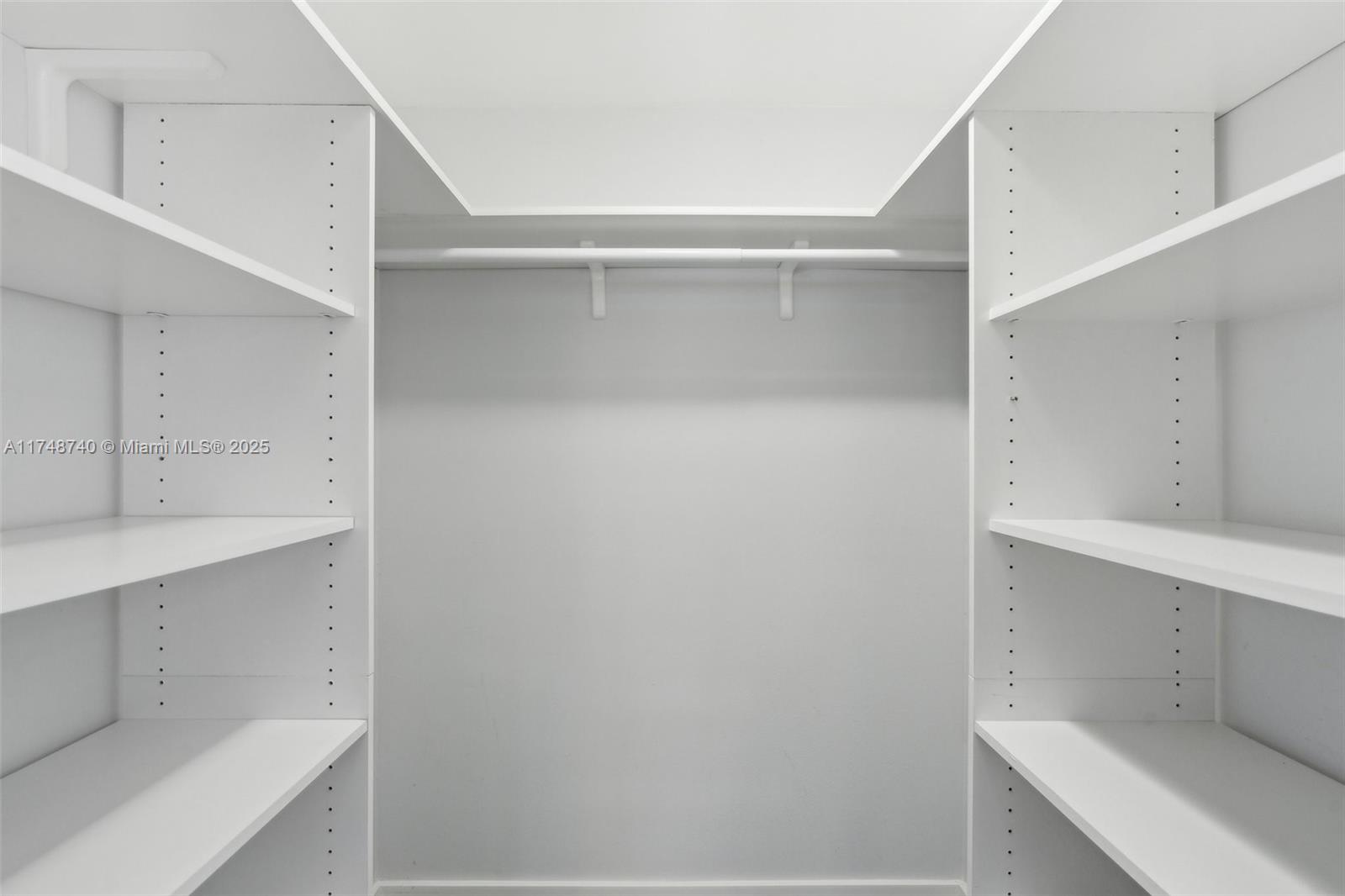 827 NE 199th St # 108