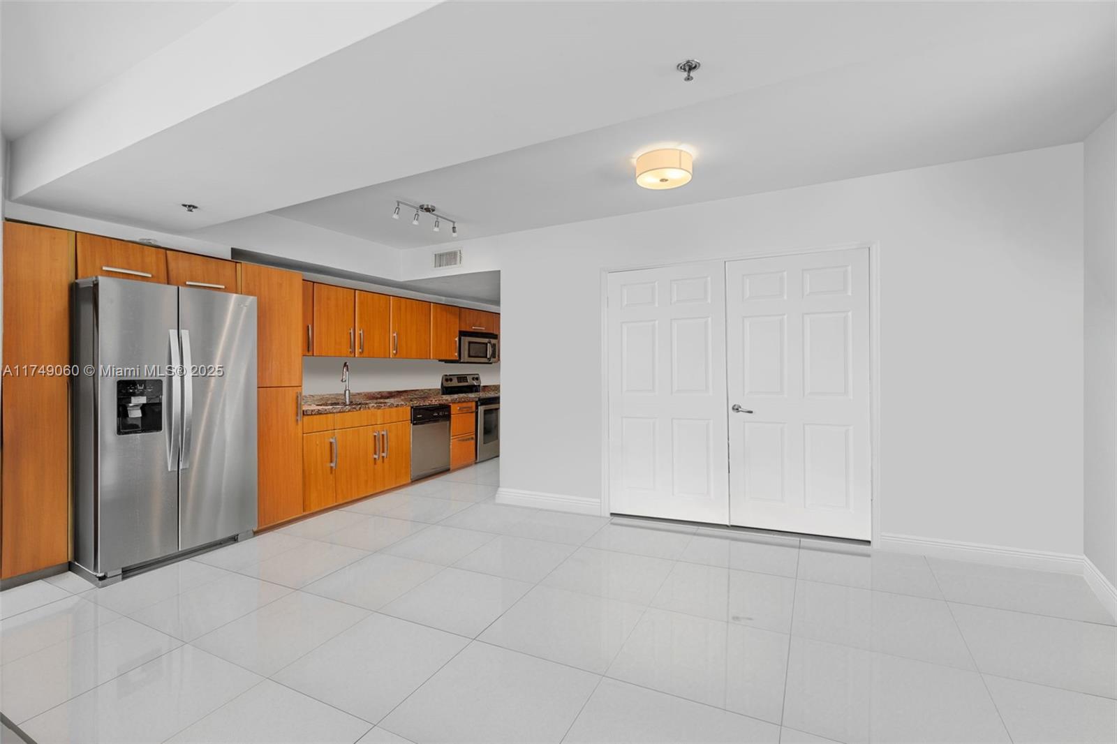 6362 Collins Ave # 402