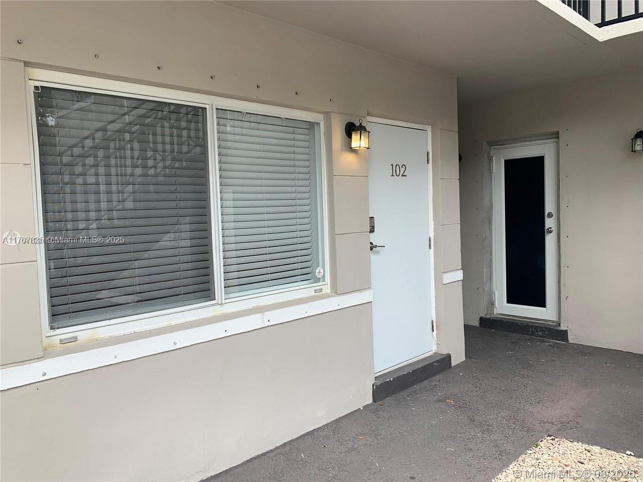 81 Edgewater Dr # 102
