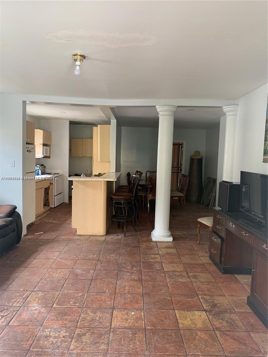 1037 NW 30th St