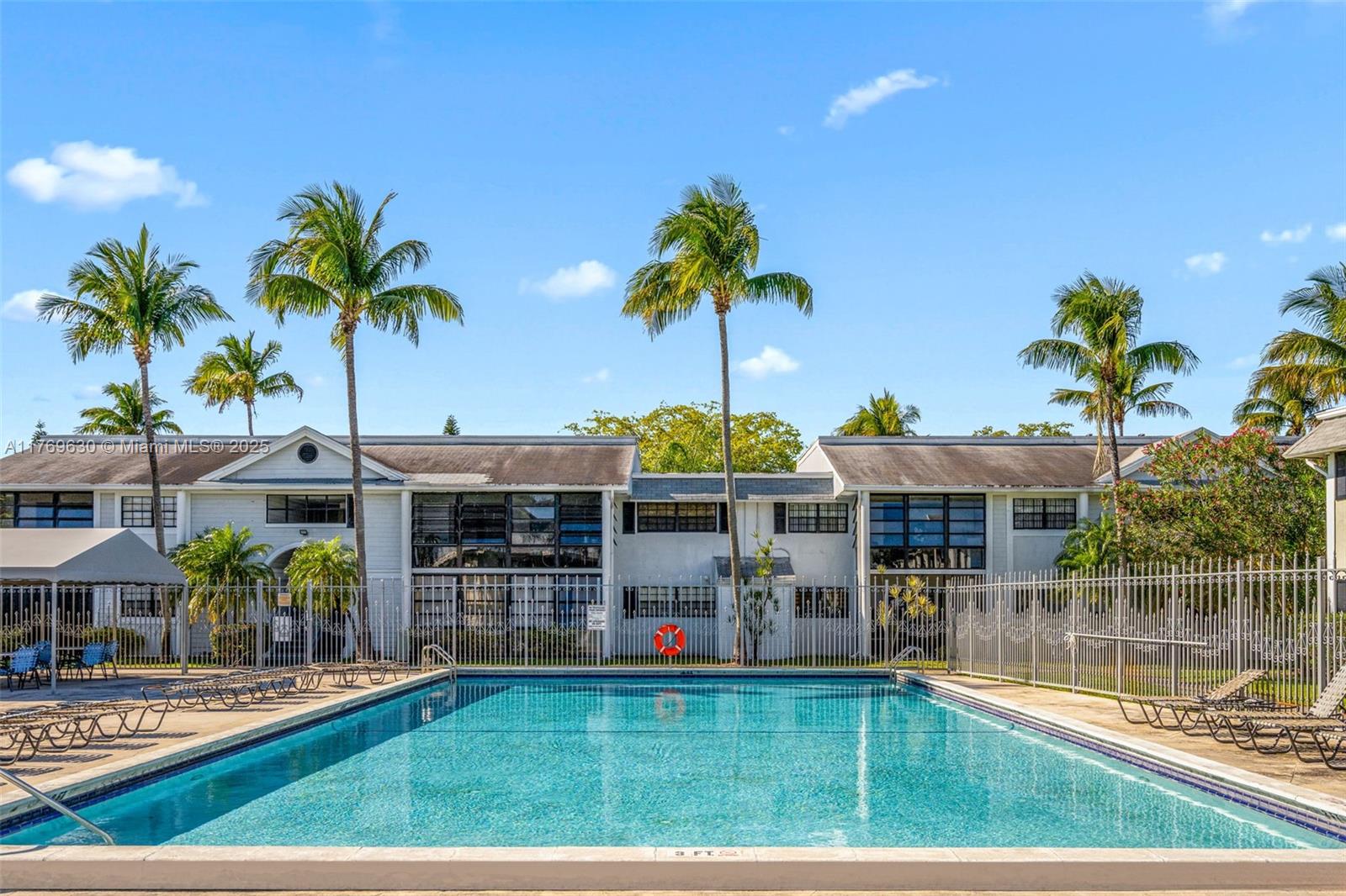 915 NE 199th St # 15 Unit: 202-15