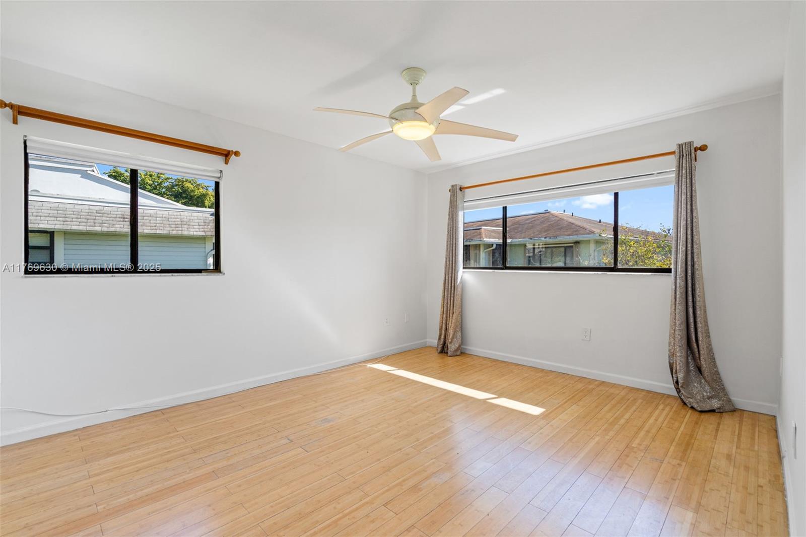 915 NE 199th St # 15 Unit: 202-15