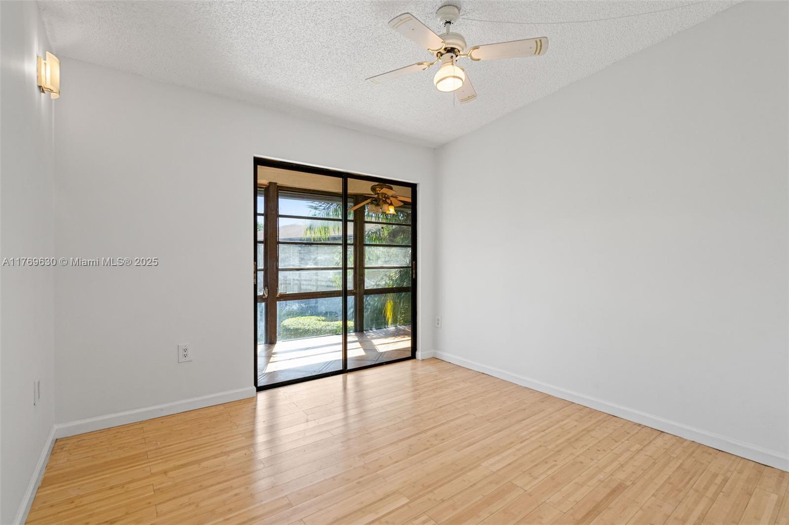 915 NE 199th St # 15 Unit: 202-15