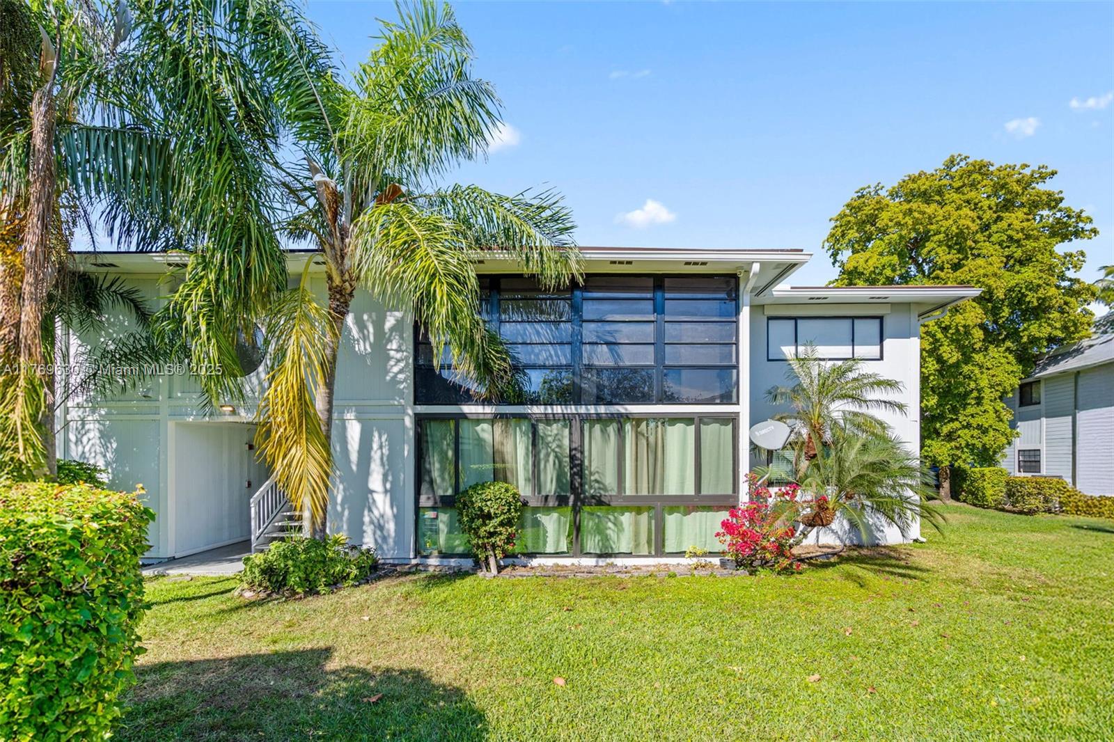 915 NE 199th St # 15 Unit: 202-15