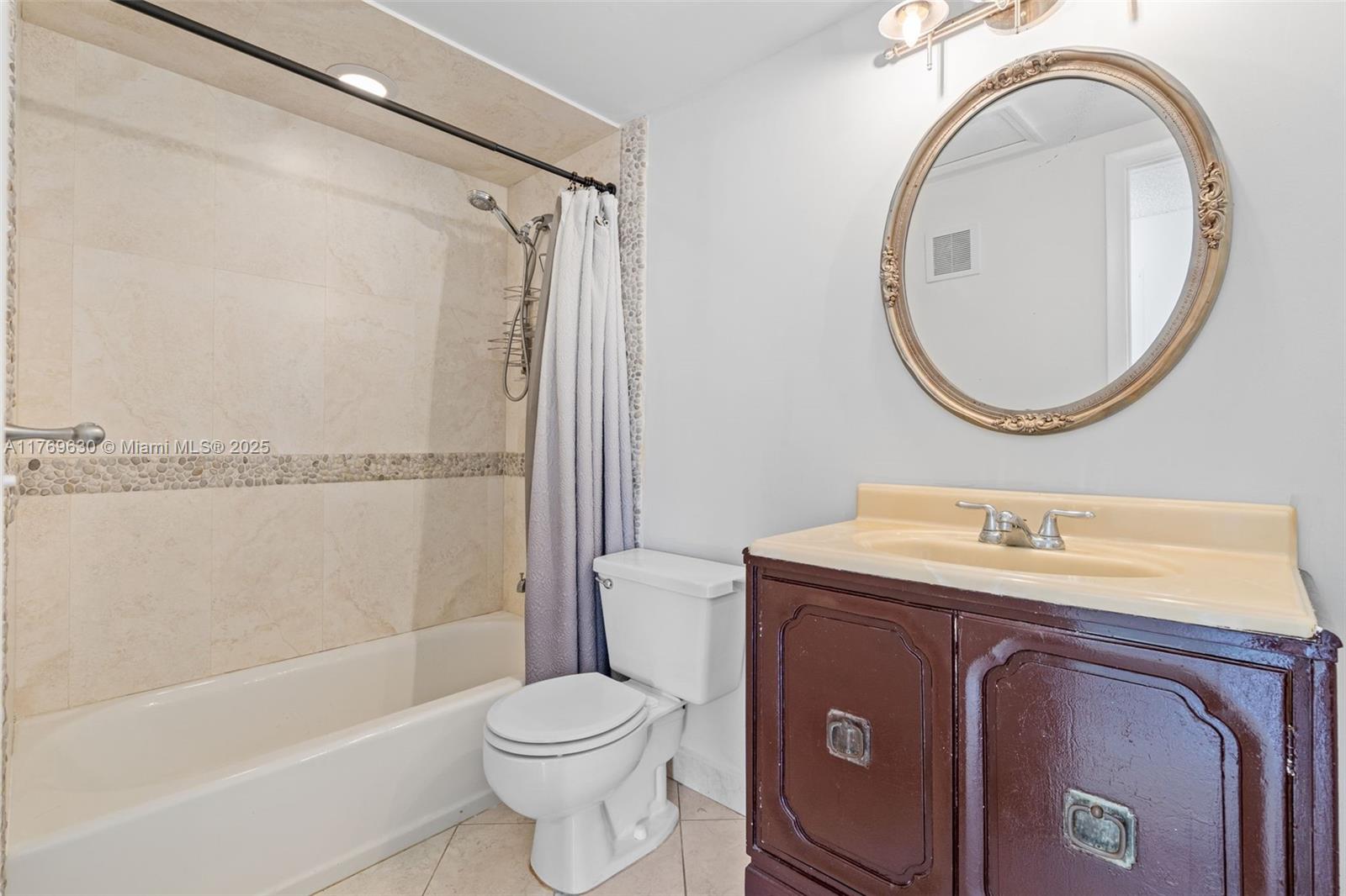 915 NE 199th St # 15 Unit: 202-15