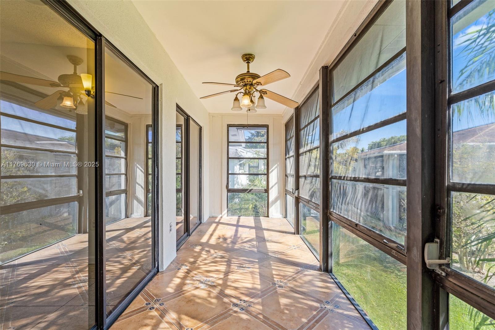 915 NE 199th St # 15 Unit: 202-15