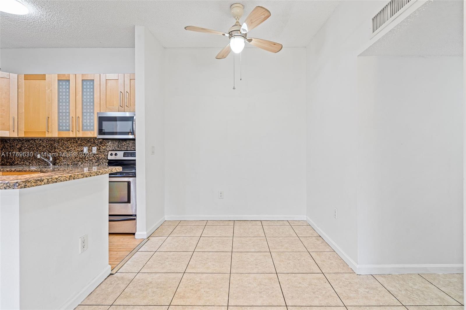 915 NE 199th St # 15 Unit: 202-15