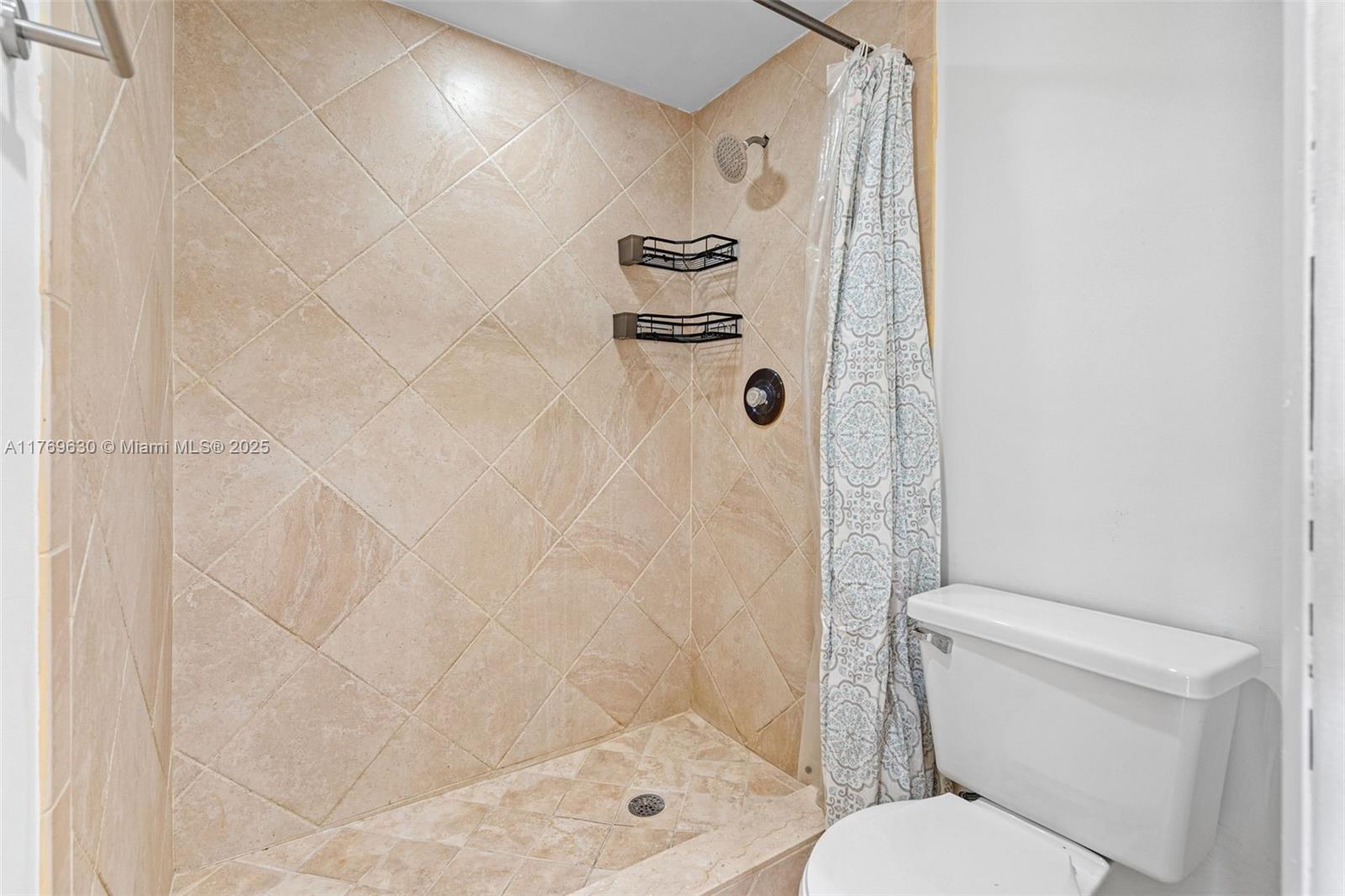 915 NE 199th St # 15 Unit: 202-15