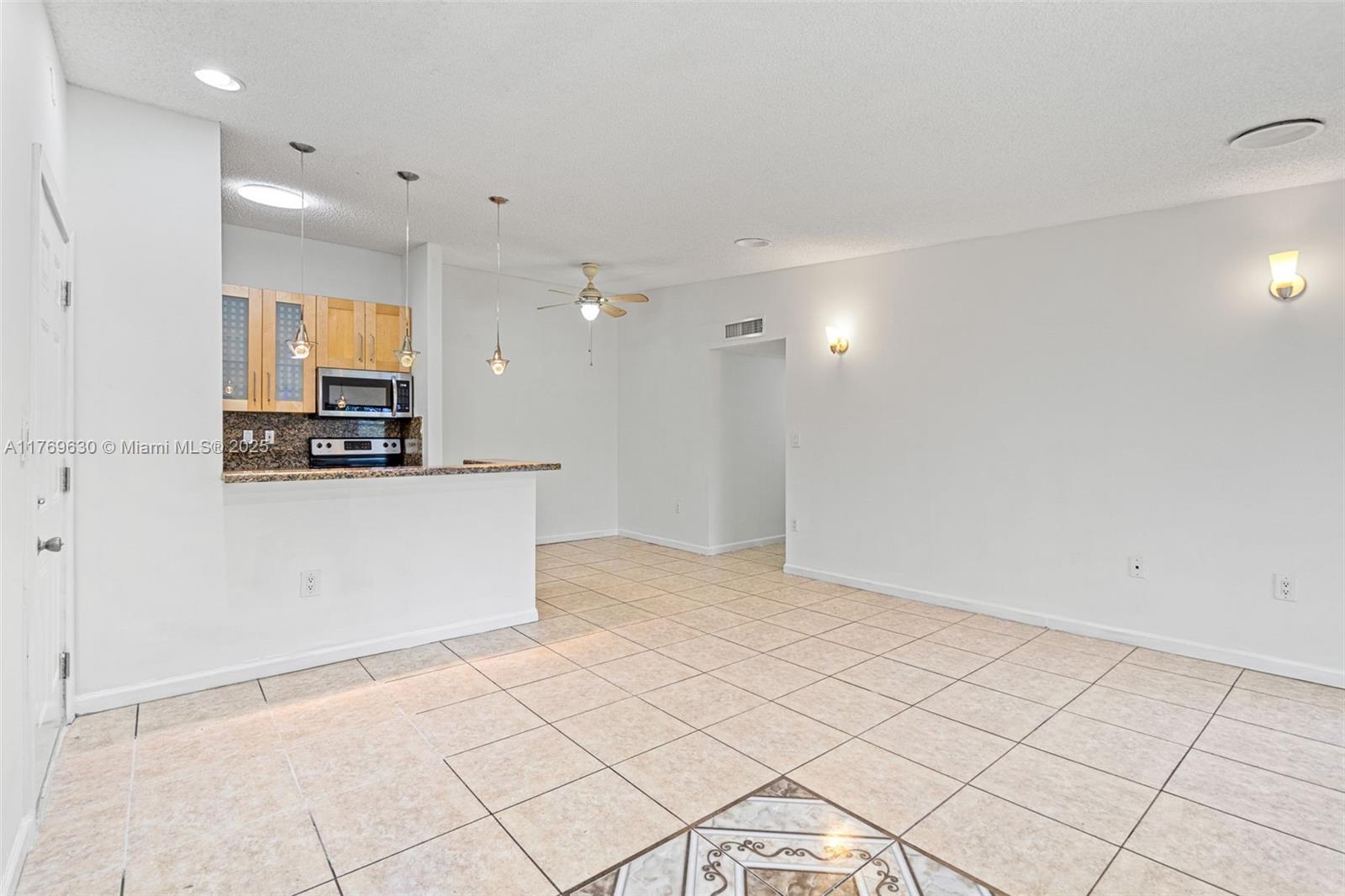 915 NE 199th St # 15 Unit: 202-15