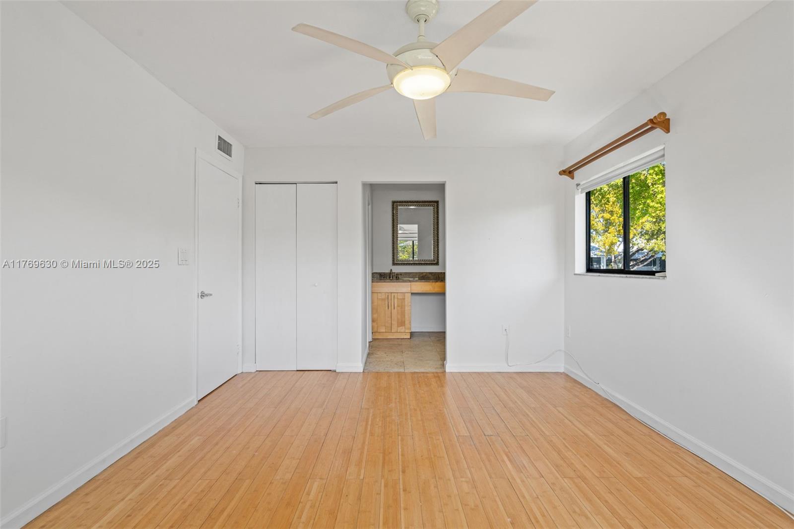 915 NE 199th St # 15 Unit: 202-15